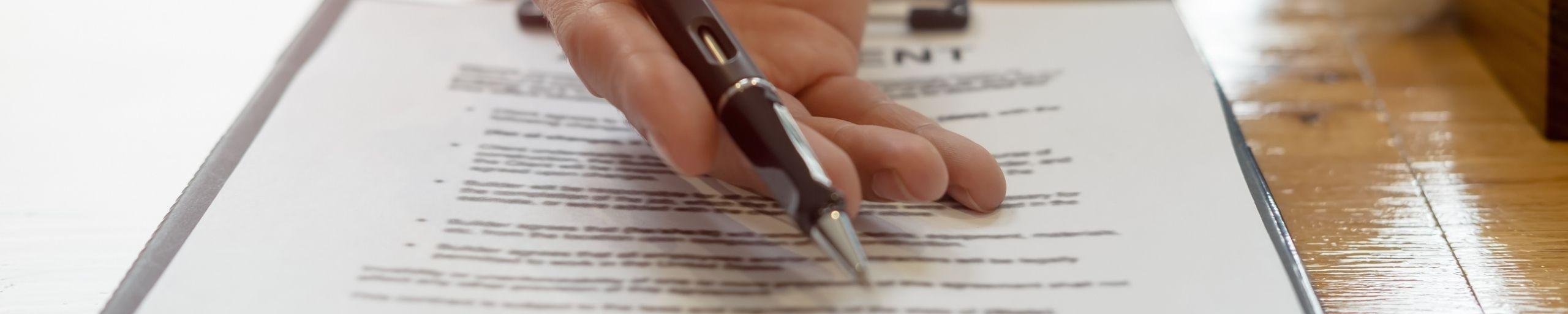 Headerafbeelding visie en beleid, hand met een pen en een document